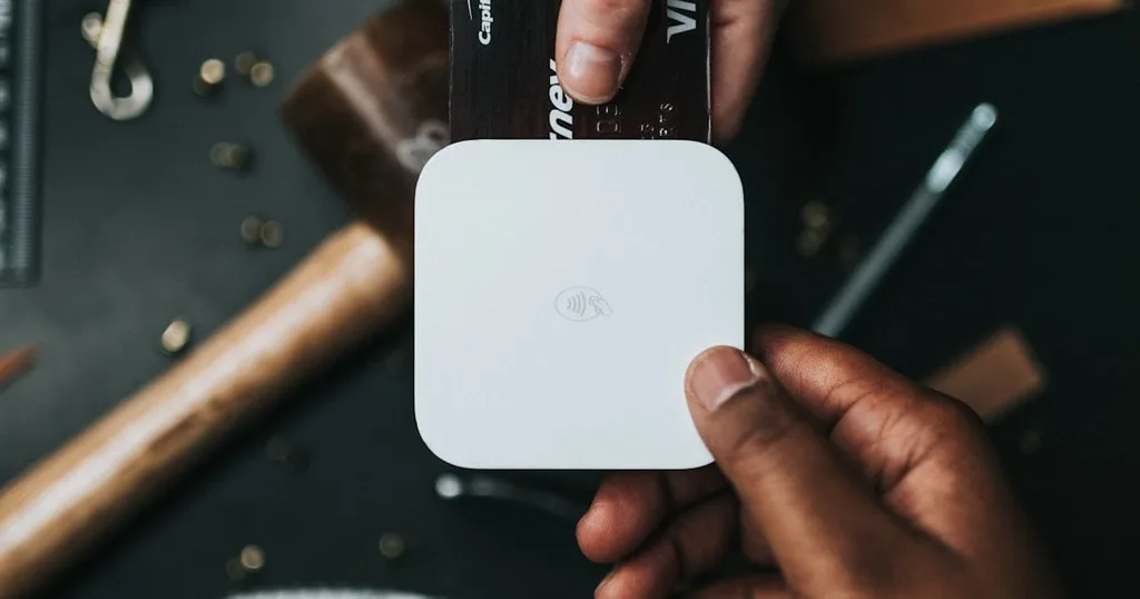 Pessoa fazendo compras pelo celular — varejo mobile em 2025