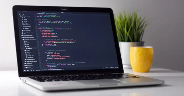 Desenvolvedor programando em frente a múltiplas telas — desenvolvimento de apps de e-commerce