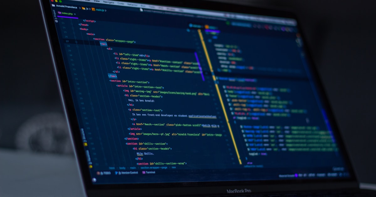 Tela de código em ambiente de engenharia — engenharia de software que transforma negócios