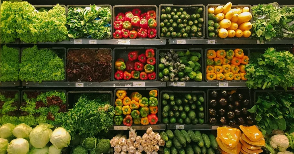 Corredor de supermercado com prateleiras — retail media em farmácias, supermercados e pet shops