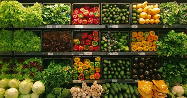 Corredor de supermercado com prateleiras — retail media em farmácias, supermercados e pet shops