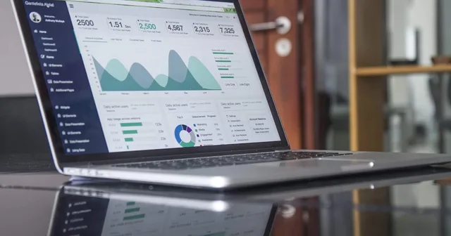 Dashboard analítico em monitor — Retail Media e Inteligência Artificial